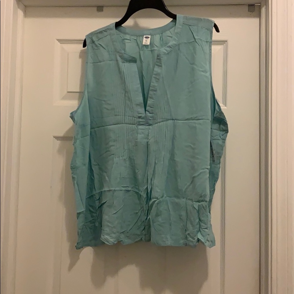 NWT Old Navy tank w/pin tuck detail on chest